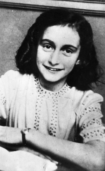 En quelle année Anne Frank sa soeur sa mère et son père ainsi que quatre autres personnes ont-ils étaient arrêter ?