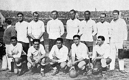 Le 15 août 1899, une rencontre oppose une sélection des meilleurs joueurs de Montevideo à une sélection venue de Buenos Aires.