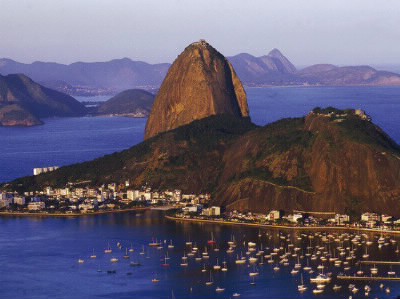 Comment s'appelle la colline qui surplombe Rio de Janeiro ?