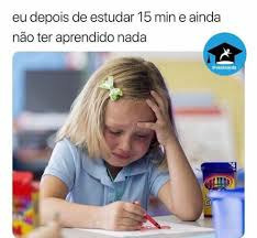 "O relógio da parede não parava de fazer 'tic-tac'."