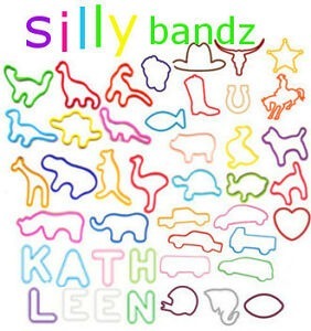 Quelle chanteuse porte des bracelets "Silly Bandz"' qui représentent des formes de toutes sortes, sur la pochette de son album "Sale el sol", sorti en 2010 ?
