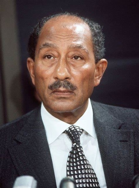 6 octobre : assassinat du président Anouar el-Sadate par les Frères musulmans lors du défilé commémoratif de la guerre d’octobre, devant les caméras de télévision.