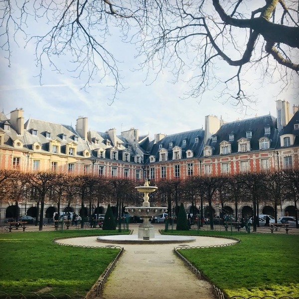Comment s'appelle la célèbre place parisienne qui ressemble à la place Ducale comme une sœur jumelle ?