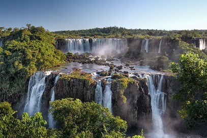 En Amérique latine, quels sont les deux pays qui ont un accès aux chutes d'eaux d'Iguazú ?