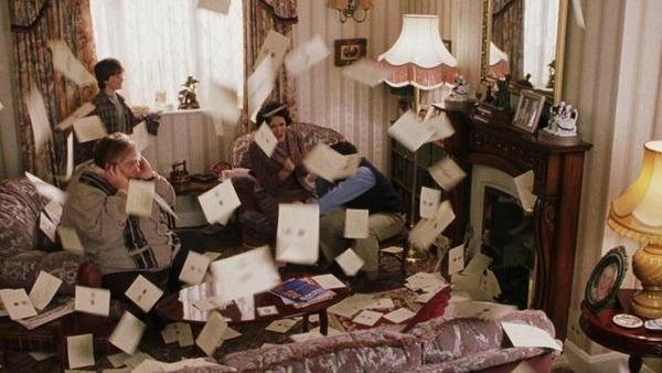 Dans le premier épisode de la Saga, qui apporte des lettres de convocations à Harry pour rejoindre Poudlard ?