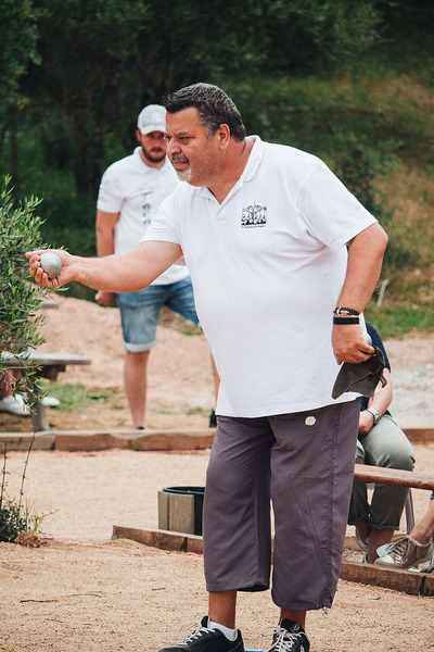 Il possède un palmarès incroyable de 17 titres de Champion du Monde de Pétanque. C'est ?