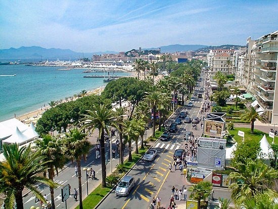 Sur quel boulevard se dresse le Palais des Festivals de Cannes ?