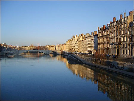 Outre le Rhône, quelle rivière traverse la ville de Lyon ?
