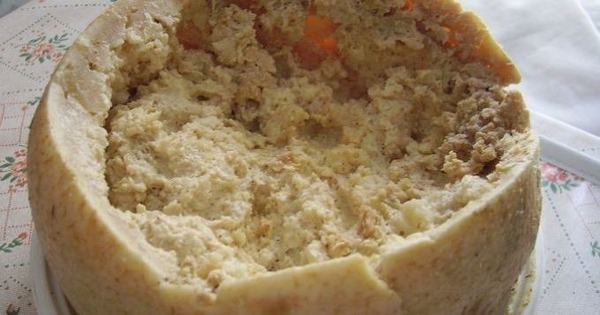 Quel fromage provenant de Sardaigne (Italie) utilise des larves de mouches pour sa fermentation ?