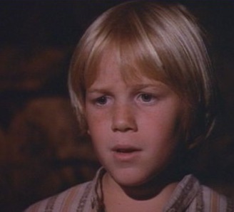 Dans "La petite maison dans la prairie", la famille Ingalls quitte Walnut Grove et vend leur maison à la famille Carter. Comment s'appelle le deuxième fils des Carter ?