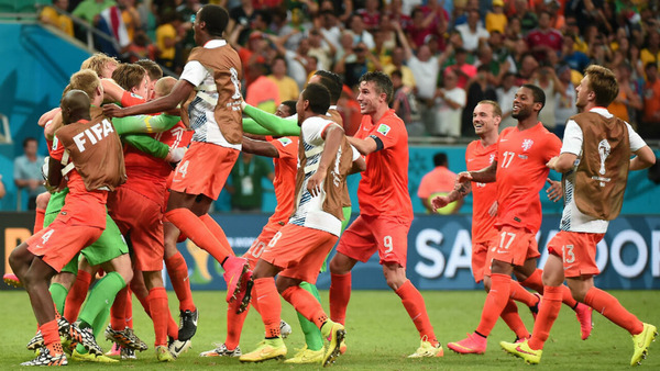 Après avoir éliminé le Mexique en 8ème de finale, quelle surprenante équipe les hollandais éliminent-ils en quart de finale à l'issue des tirs aux buts ?
