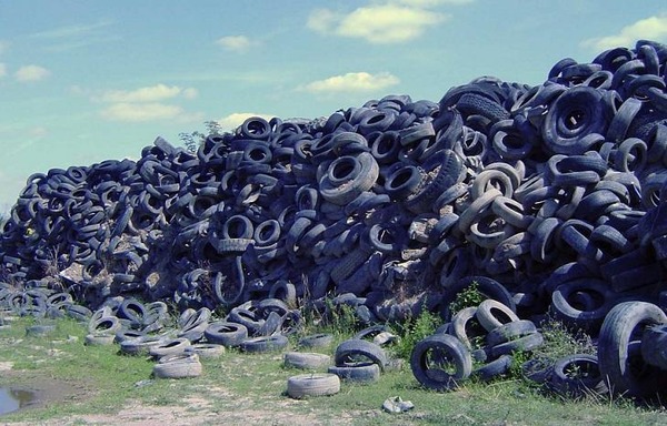 Combien de temps met un pneu de voiture jeté dans la nature pour se décomposer ?