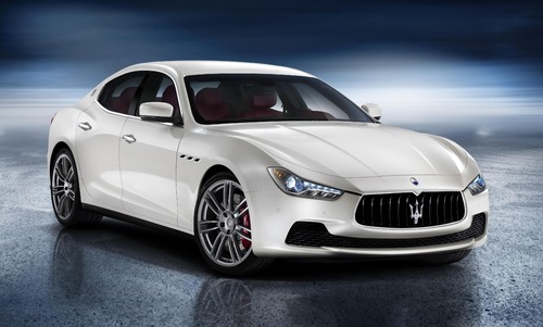 Cette voiture Maserati Ghibli coûte environ ...