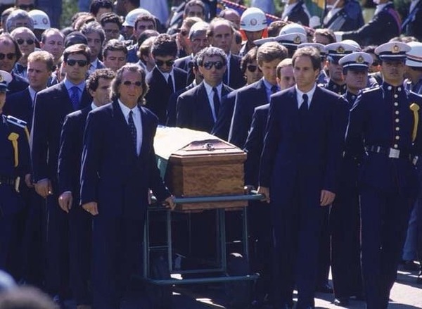 Ayrton est enterré à São Paulo le 5 mai 1994. De quoi le Président brésilien décore-t-il alors Ayrton à titre posthume ?