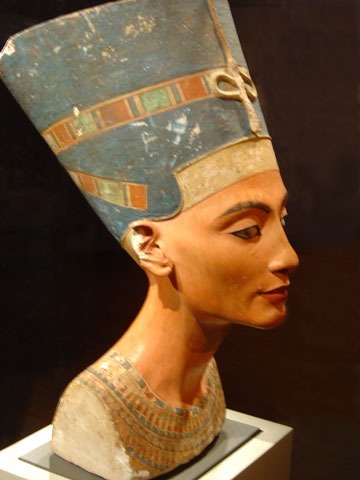 Qui est la femme d'Akhénaton dont les historiens pensent qu'elle a exercé un grand pouvoir ?