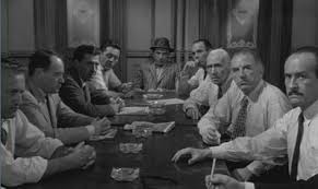 Le film Douze hommes en colère de Sidney Lumet évoque :