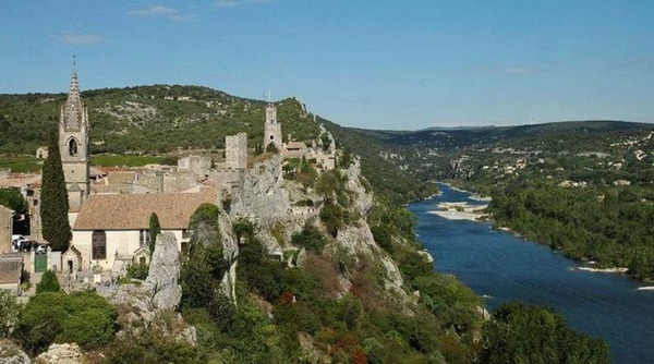 Quel village du Gard a été classé  plus beau village de France ?