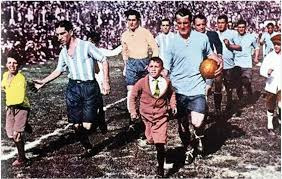 Lors de la première finale de l'histoire en 1930, sur quel score l'Uruguay a-t-elle battu l'Argentine ?