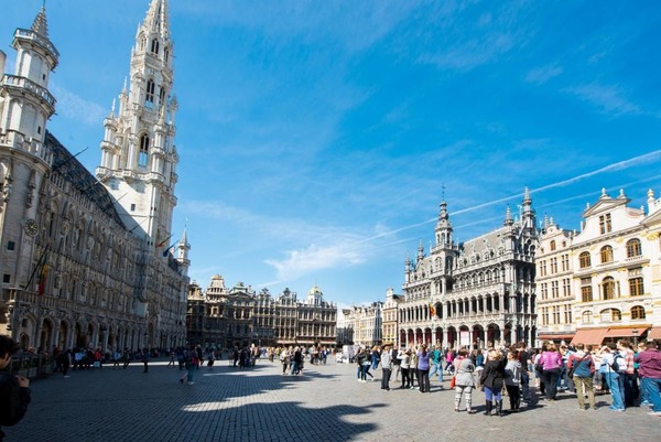 Laquelle des trois régions de Belgique la ville de Bruxelles compose-t-elle ?