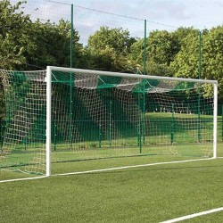 Quelle est la largeur réglementaire d'une cage de but de football à 11 ?