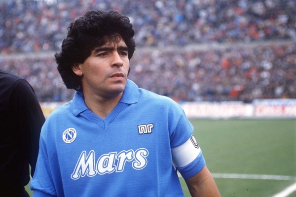 Combien de fois Diego Maradona a-t-il battu le record du plus gros transfert ?