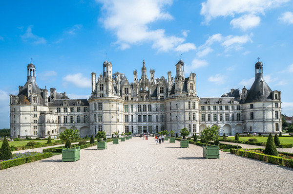 Fondé en 1519, on le trouve dans le Loir-et-Cher. C'est le Château de...