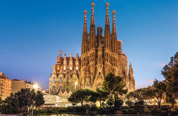 Dans quelle ville espagnole se situe la Sagrada Família ?