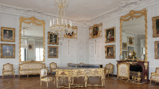 Combien de pièces compte le château de Versailles ?