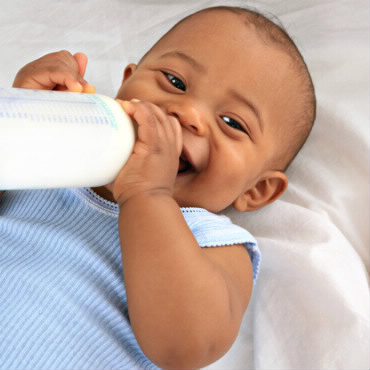 Comment fait-on pour savoir si le lait du biberon de bébé est trop chaud ou trop froid ?
