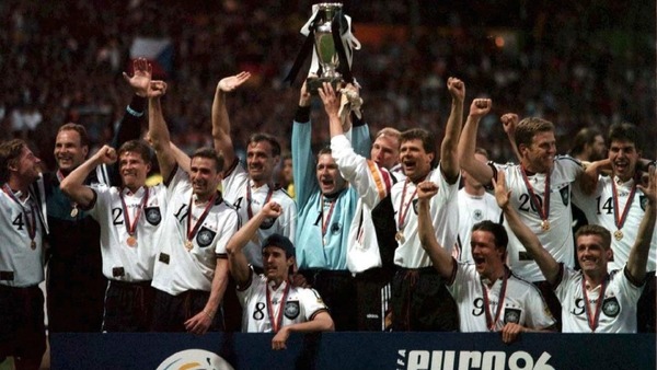 En finale de cet Euro 96, les allemand viennent à bout des Tchèques sur le score de 2-1. Qui est le double buteur du match ?