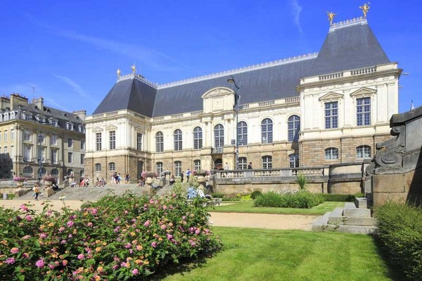 Quelle commune d'Ille-et-Vilaine abrite le parlement de Bretagne ?