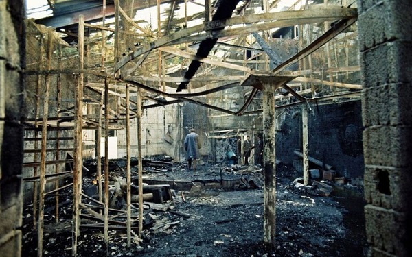 1 novembre : Incendie du 5-7 en France : .....morts dans cette discothèque située en Isère.
