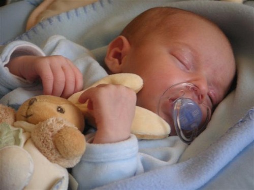 Quand un bébé pleure pendant son sommeil que faut-il faire ?