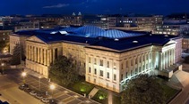 Le Smithsonian Museum, aussi connu sous l'acronyme SAAM, est un musée d'art situé _____