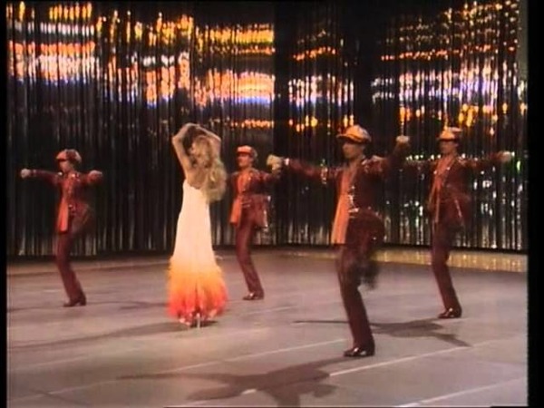 Trouvez la suite des paroles de cette chanson de Dalida : "Laissez-moi danser, laissez-moi / Laissez-moi danser, chanter en liberté..."