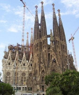 Dans quelle ville peut-on admirer La Sagrada Familia ?