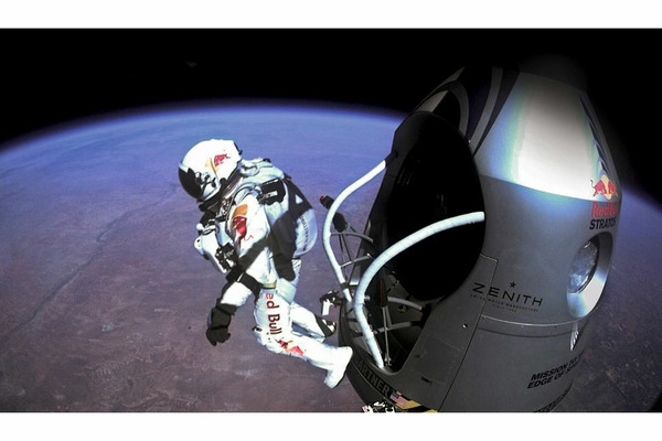 Le 14 octobre 2012, il bat le record du saut le plus haut (38 969,4 m). C'est ?