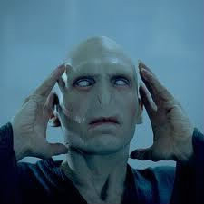 Voldemort se cache à travers qui ?