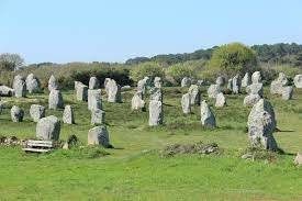 Comment nomme-t-on les pierres monumentales (menhirs, dolmens) érigées à l'époque celte ?