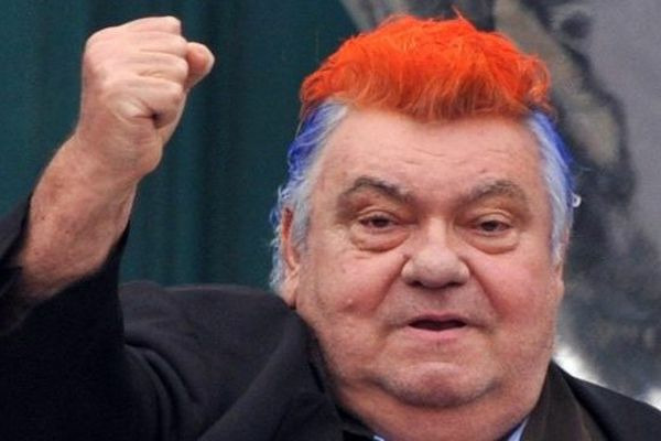 Louis Nicollin jubile. Son club de football est champion de France pour la première fois, il s'agit du...