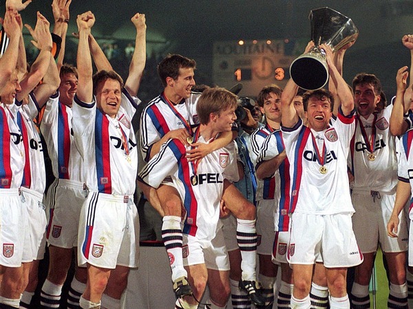 Contre quelle équipe le Bayern a-t-il remporté la double finale de la Coupe UEFA en 1996 ?