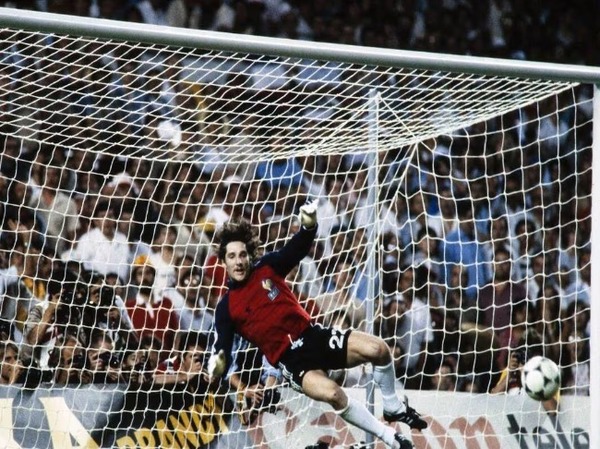 En demi-finale du Mondial 82, Jean-Luc Ettori a stoppé la tentative de......