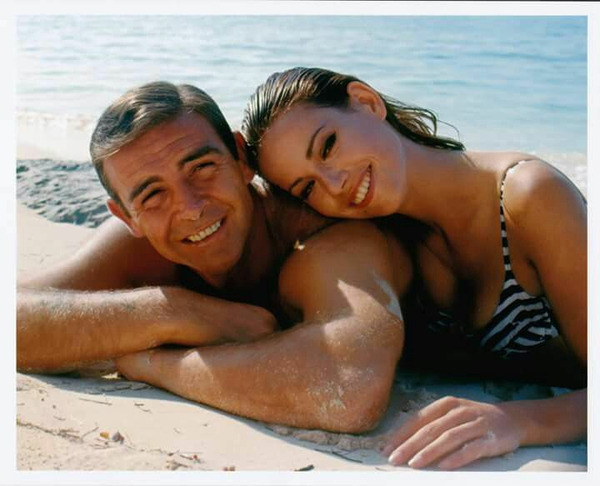 Quel est ce film de James Bond dans lequel apparait la première James Bond girl française : Claudine Auger ?