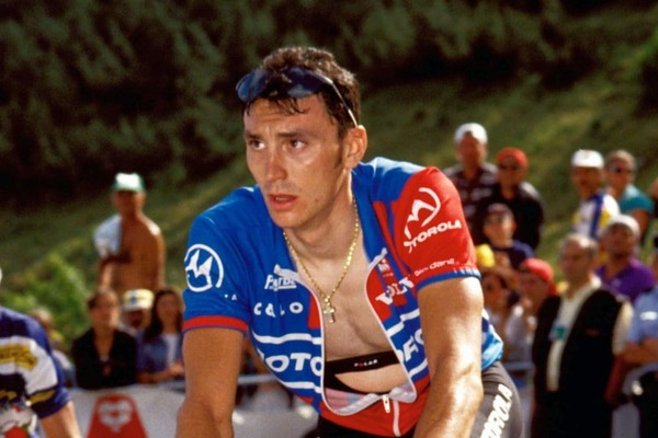 Le 2 août 1992, je remportais l'or Olympique. En 1995 j'avais rejoint mon ami Andrea Peron chez Motorola. Je devenais papa d'un garçon. Malheureusement lors de la 15e étape du Tour de France. J'ai perdu la vie à l'âge 24 ans. Qui j'étais ?