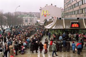 Combien de personnes vont au McDonald's chaque année ?