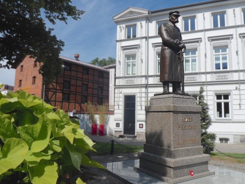 Na Placu Sowińskiego (generał okresu Powstania Styczniowego, bohaterski obrońca warszawskiej Woli) znajduje się pomnik wielkiego Polaka :