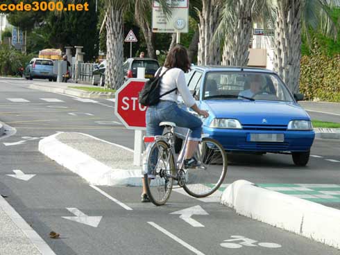 La cycliste doit céder le passage à la voiture :