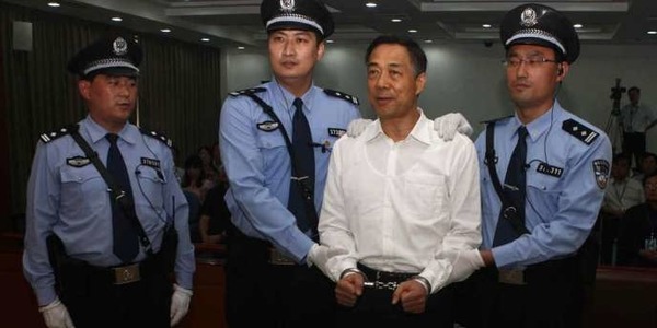 Quel homme politique, dirigeant de la ville-province de Chongqing, a vu son ascension stoppée nette après des accusations dans le cadre d’affaires criminelles ?