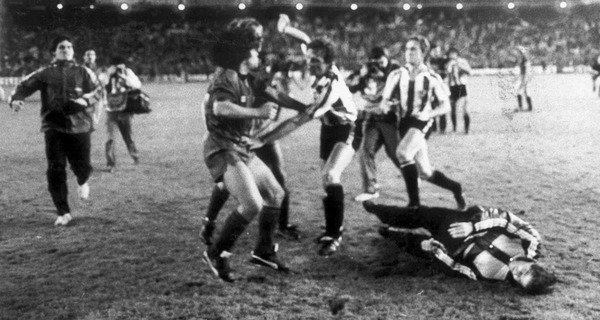Contre quelle équipe provoque-t-il une bagarre générale en finale de Coupe d'Espagne 1984 ?