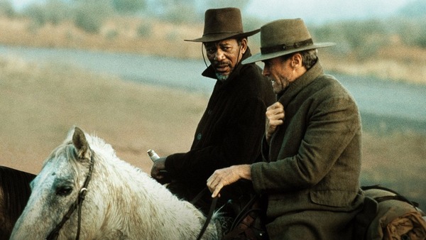 Quel film Clint Eastwood dédie-t-il à ses deux mentors, Don Siegel et Sergio Leone ?